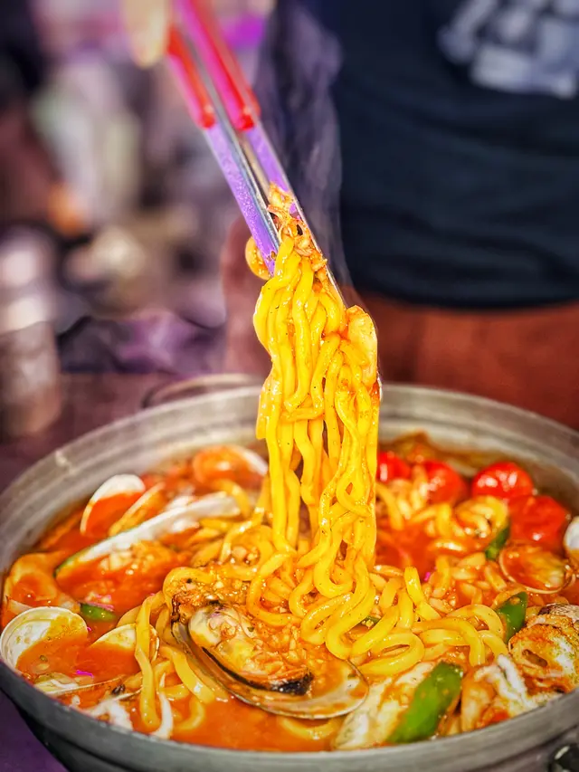 蕃茄韓式海鮮湯配中華麵