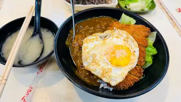 咖喱猪扒饭+菜+煎蛋