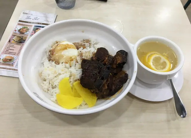 温泉蛋豬軟骨飯配熱檸水