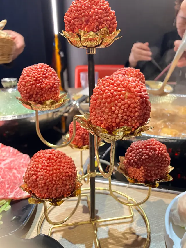 即叫即炸新鮮好味夠特色
粒丸皮脆肉質夠爽彈
賣相夠搶眼夠昅睛
要打咭必點食品