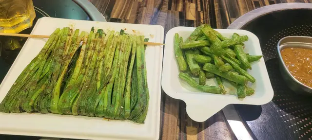 食咗幾件肉要食返啲菜，韭菜絕對係食串燒必叫，呢度都絕對冇失手，平時唔多食四季豆嘅我，估唔到連燒四季豆都咁好食。