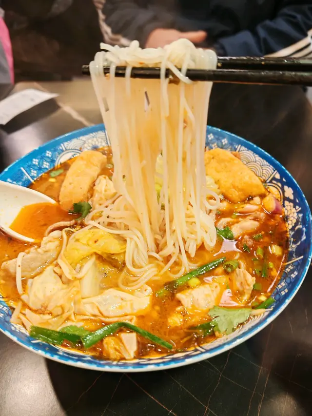 文山米線比一般米線幼身，由於混合了粟米來做，因此比較有韌度及爽口，不易於烹調或食用時折斷，令賣相及口感俱備，是此店的特色。