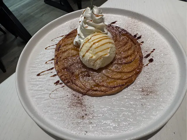 這道甜品簡直是完美的結尾！🍏🥧 烤得金黃酥脆的蘋果派，搭配香甜的雪糕，讓人每一口都充滿幸福感！🍦🍴  