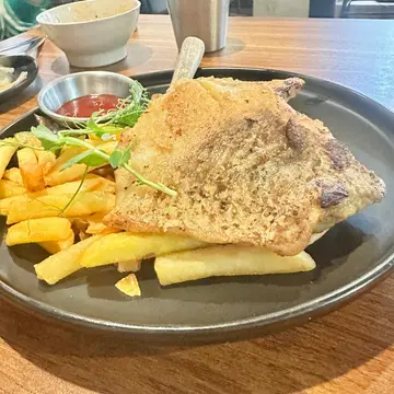 香煎鲈鱼柳配蟹肉忌廉汁配薯条