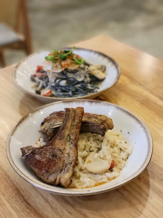 澳洲烤羊架（2件）伴 牛乾菌意大利飯