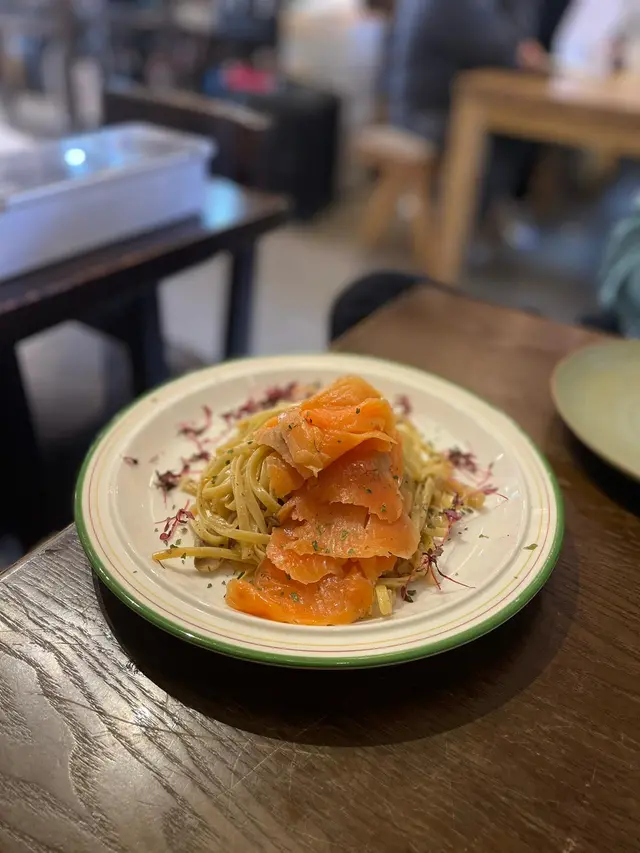 忌廉煙三文魚意粉