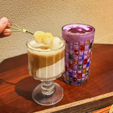 烟韧花生糖不甩拿铁(左)、紫薯鲜牛乳(右)