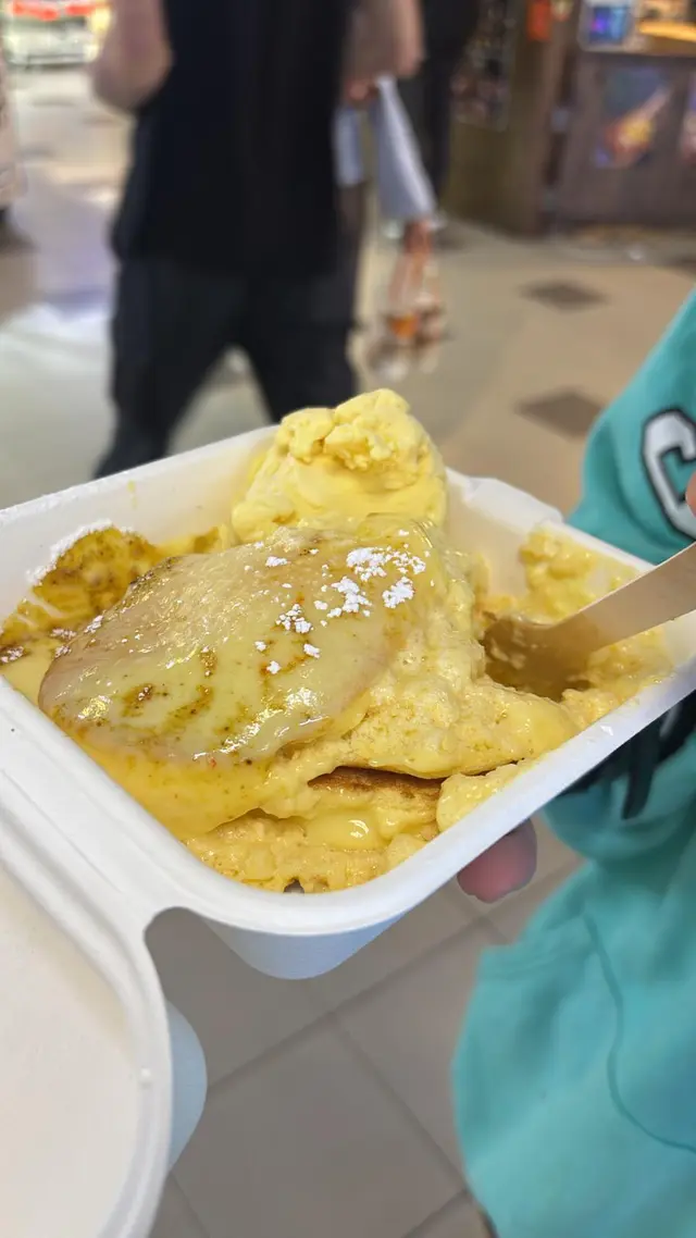 食咗兩啖先發覺‼️
原來唔係上面嗰塊pancake塌咁簡單,
係下面嗰塊pancake都塌咗😓
點解咁樣嘅成品都可以出俾客人?🤯🤮