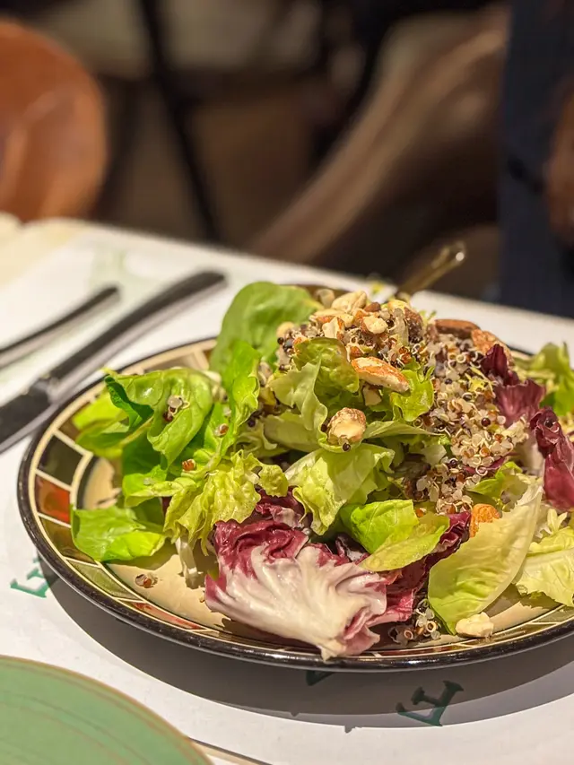 藜麥堅果雜菜沙律配芝麻醬
