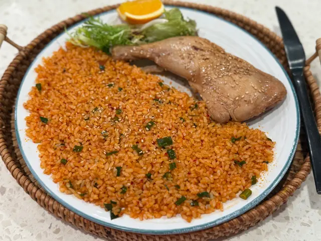 煮雞腿紫蘇拌飯