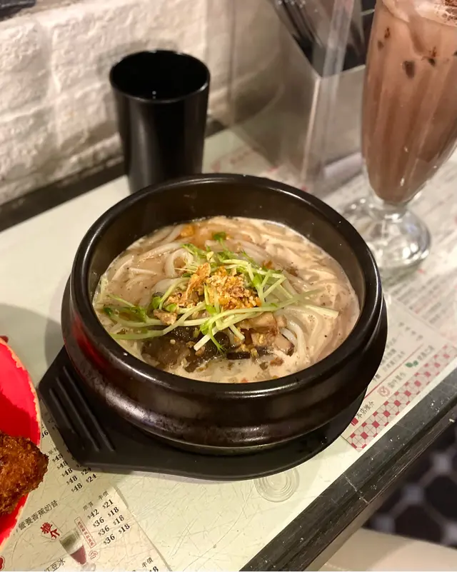 吉列豬扒黑蒜油牛奶豚骨湯石鍋烏冬