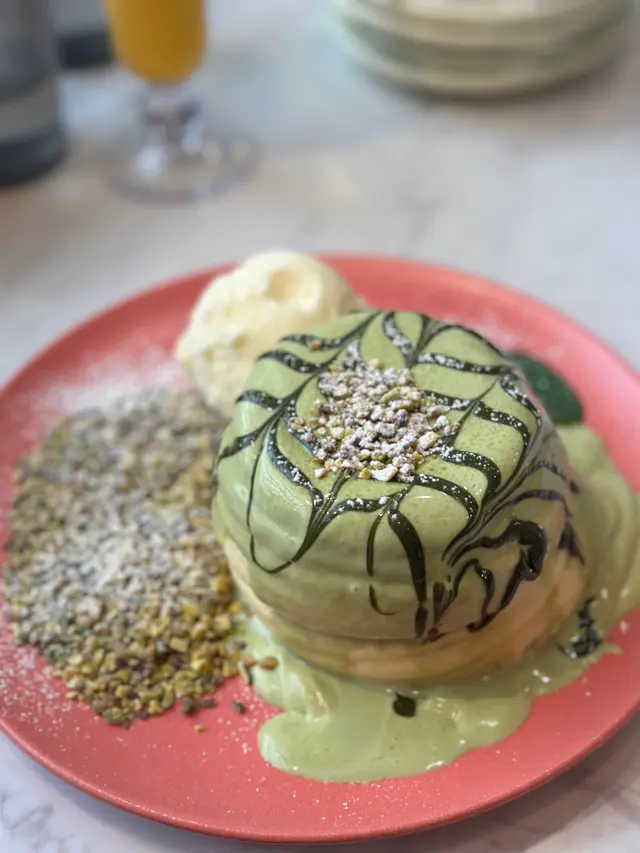 開心果脆脆疏乎厘，配雲呢拿雪糕