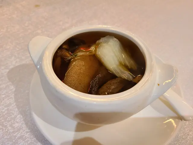 羊肚菌松茸竹笙花菇燉湯