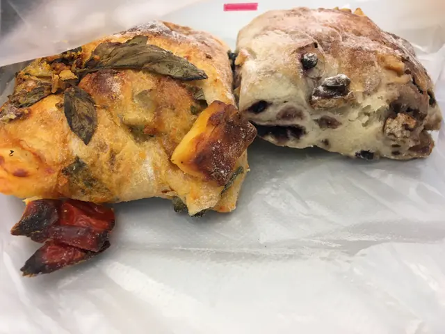 芝士蕃茄九層塔包、藍莓橙皮合桃包