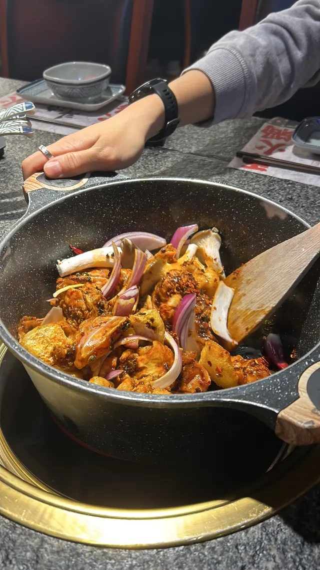 有雞煲有海鮮有湯有牛，味道可以