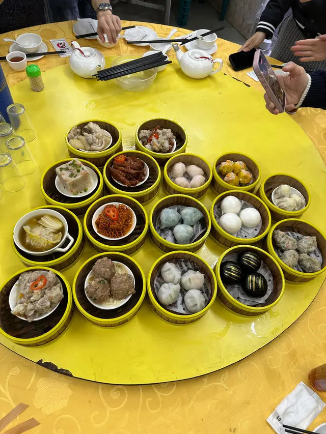 ￼點心有驚喜，老闆話請咗三個點心師傅做的，椒鹽九肚魚好ok,魚湯出色，我覺得就算唔食海鮮去飲茶食點心都係一個好選擇