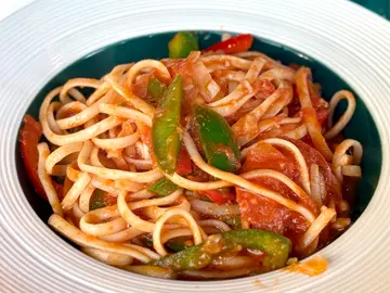 辣肉肠甜椒番茄酱意粉