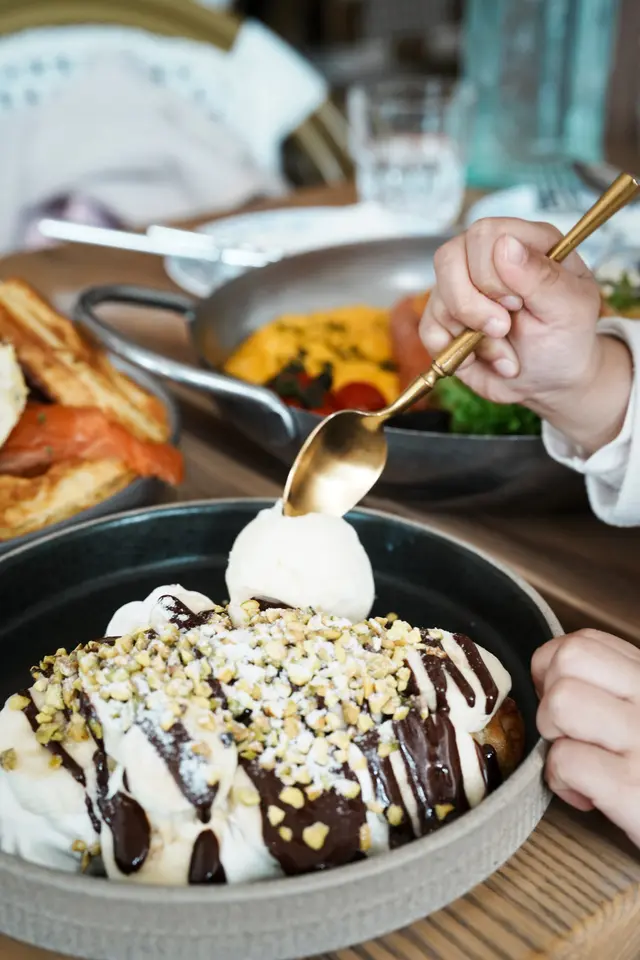 法式牛角包窩夫甜點