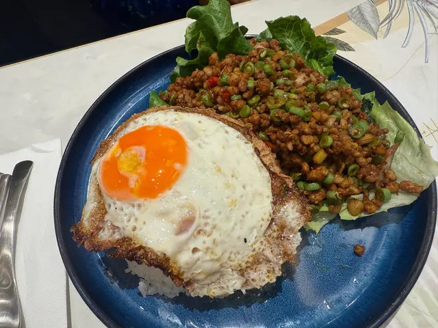 香葉辣肉碎煎蛋飯