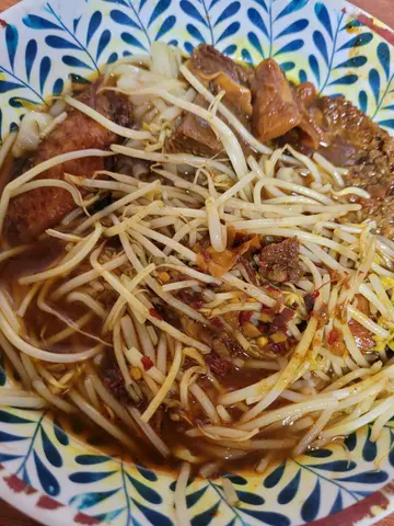 三餸一麵（雞中翼牛腩芽菜、河粉、辣汁）