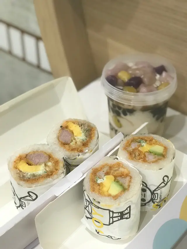 吉烈豬扒粢蛋飯、牛油果吉列蝦青瓜絲粢飯、煙韌之選