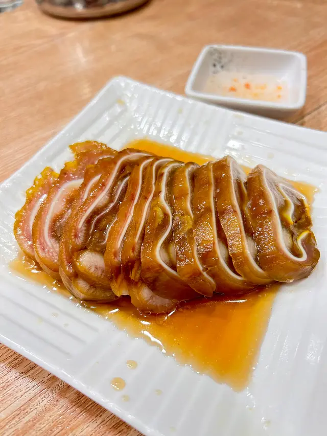 好味指數:👍👍👍👍好吃
今晚食咗:
1️⃣ 千層豬脆耳
2️⃣ 泡椒豬手
3️⃣ 鵝肝
4️⃣ 老醋六樣
5️⃣ 芥末沙拉明蝦球
6️⃣ 特色鹽香沙薑雞
7️⃣ 王朝小炒皇
8️⃣ 香煎帶魚
9️⃣ 功夫炸鮮牛奶
🔟 桂花水晶柚皮
#香港美食 #foodie #美食日記 #香港探店 #朋友聚會 #潮州菜 #順德菜 #大角咀美食 #奧運站 #美食探店 #美食推介