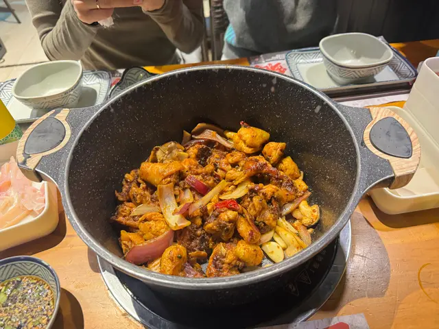 食物種類豐富,且每樣都非常高質👍🏻雞煲要自己炒,不過雞件非常嫩滑,海鮮鮮甜,老火湯足料,而且價錢抵食,之後會再幫襯!!