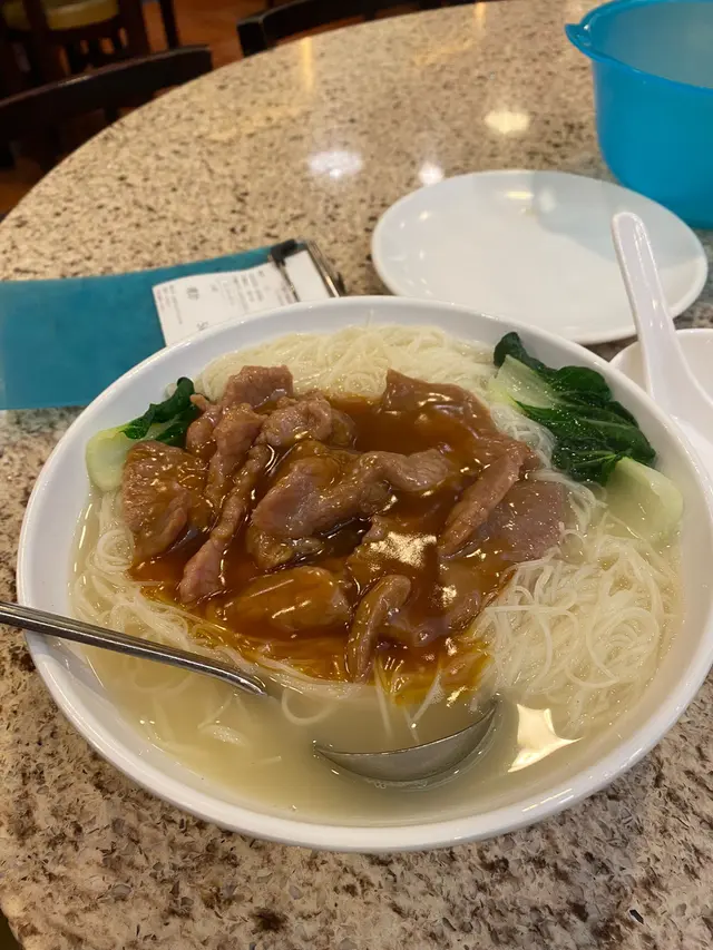 份量很足的滑牛肉,特別調味的醬汁混合湯米粉,非常好吃