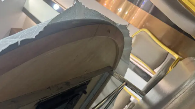 爬左落枱底既曱甴