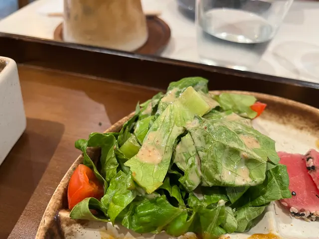 沙律得一款菜有啲悶