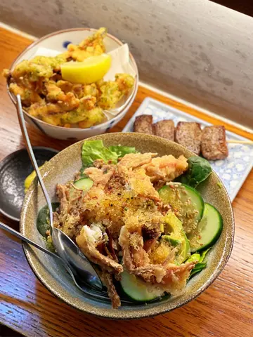 牛油果软壳蟹沙律 