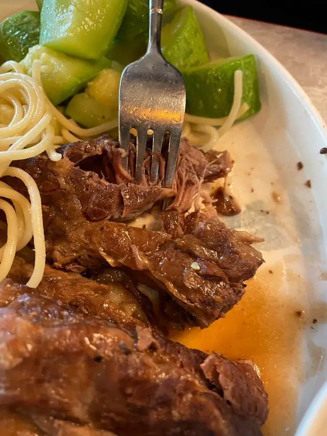 紅酒燴牛肋條配意粉