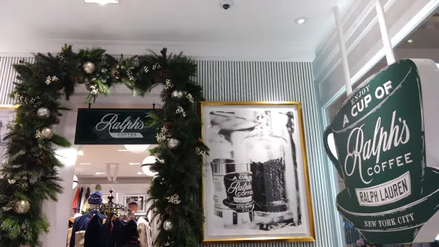 店內有門口穿過去另一邊的服飾店