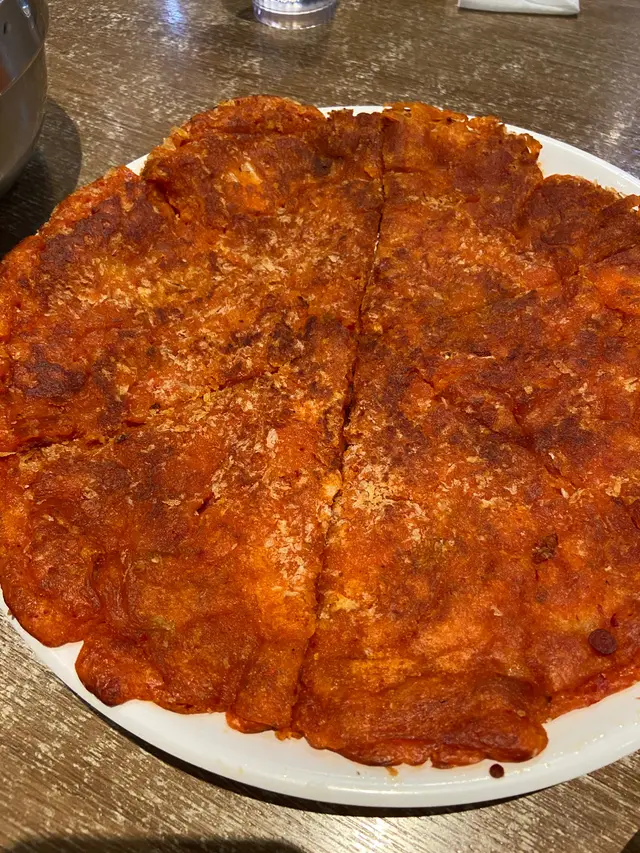 外層煎到金黃薄脆,邊緣微微焦香。泡菜味已經滲透入麵團,泡菜嘅份量感覺唔多,不過味道嘅存在感充足。內層口感軟綿綿,有啲似番薯。單食會感覺有少少淡味,但點埋醬汁就啱啱好。注意:如果點多咗就會偏鹹。