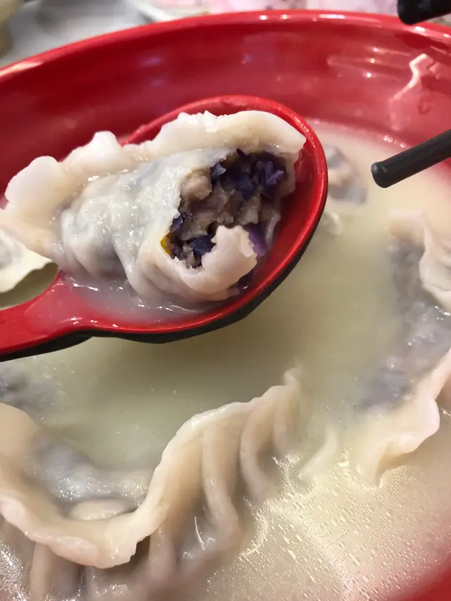 紫椰菜鮮肉餃子￼，好似素一樣沒有肉的，而且入邊是凍的￼！