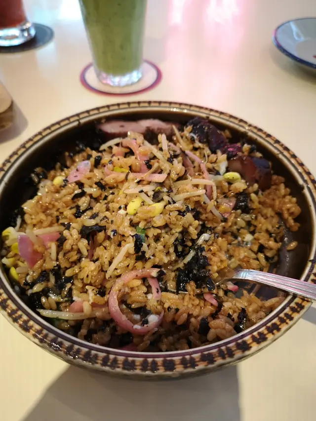 24小時慢煮伊比利亞叉燒豬油撈飯配日本溫泉蛋、韓國紫菜、紅洋蔥漬、大豆芽