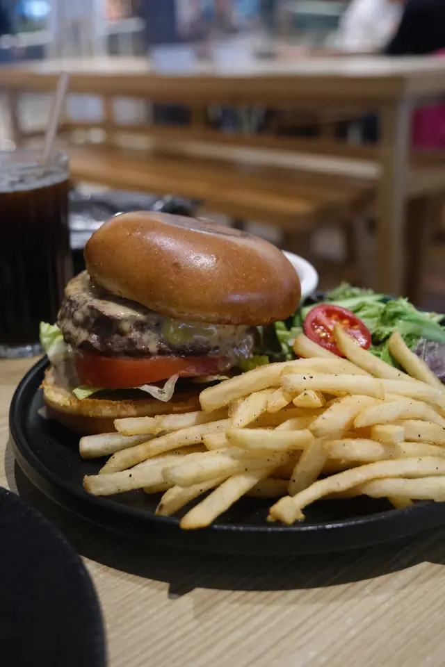 餡料包括厚切牛肉漢堡扒、蕃茄、新鮮生菜、芝士及自家製醬汁,再搭配新鮮沙律和酥脆薯條