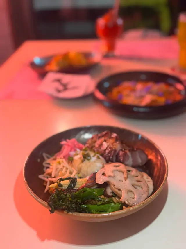 24小時慢煮伊比利亞叉燒配日本溫泉蛋,紅洋蔥漬,香噴噴香蔥豬油撈飯