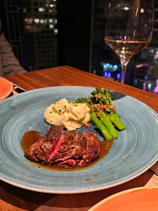 Dry-aged Wagyu Bavette
with mashed potatoes