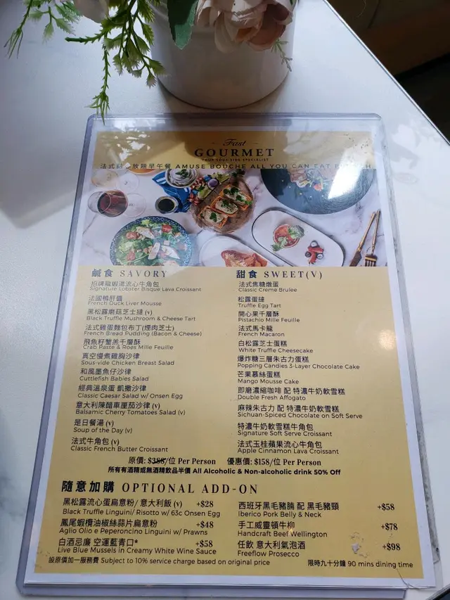 #香港美食 必吃龍蝦湯牛角包,即叫即加熱,美味推介。喜歡甜的,可以選擇玉桂蘋果牛角包,同樣醬汁滿滿。