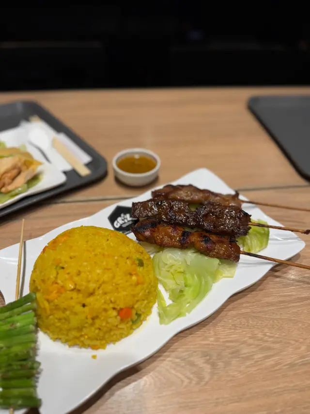 豬牛雞配菠蘿炒飯