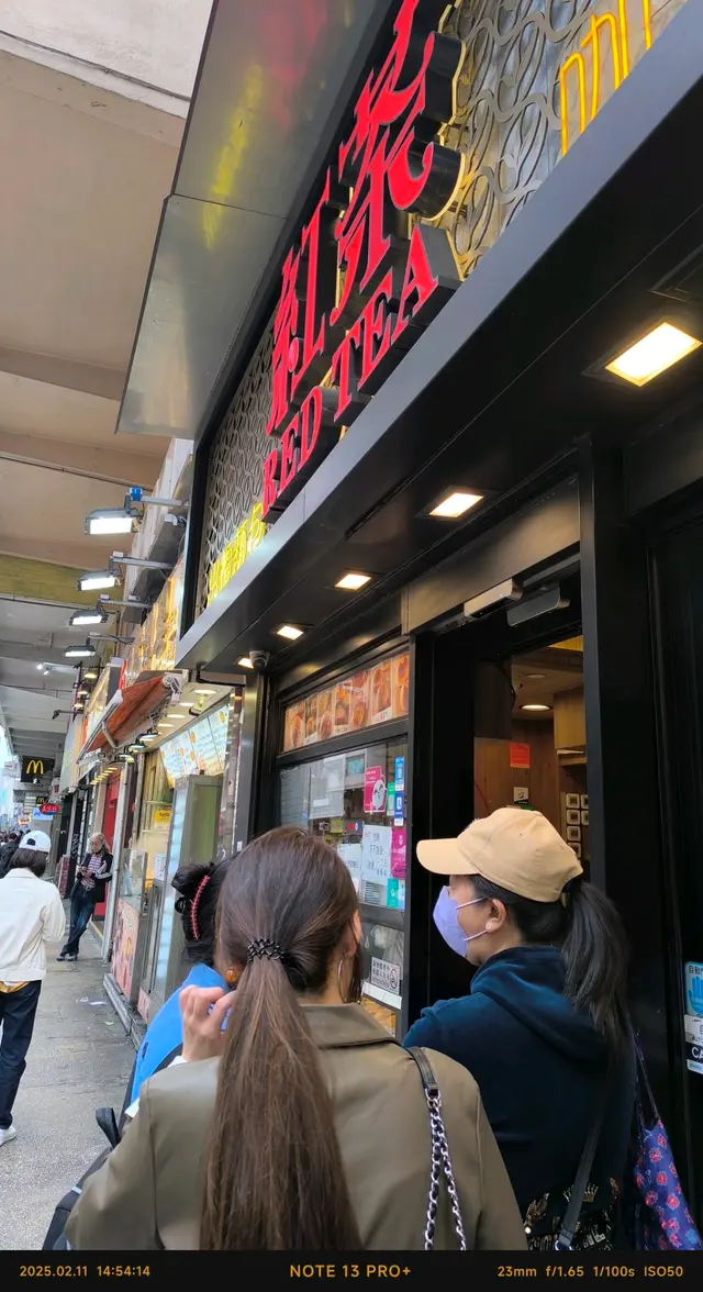 懷舊冰室格局打卡一流,阿姐手腳快又醒目，唔會等餐等到呆！

食後感：  
"流心西多邪惡度爆燈，但真係忍唔住食晒！沙嗲牛係驚豔級，同熱鴛鴦絕配，食完即刻想encore～