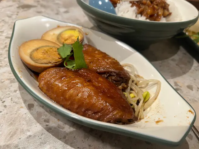 古早滷味配滷肉飯（雞翼滷蛋)