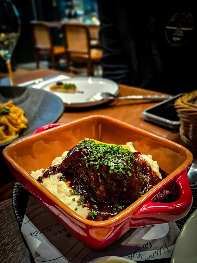 Joue de boeuf confite au vin rouge