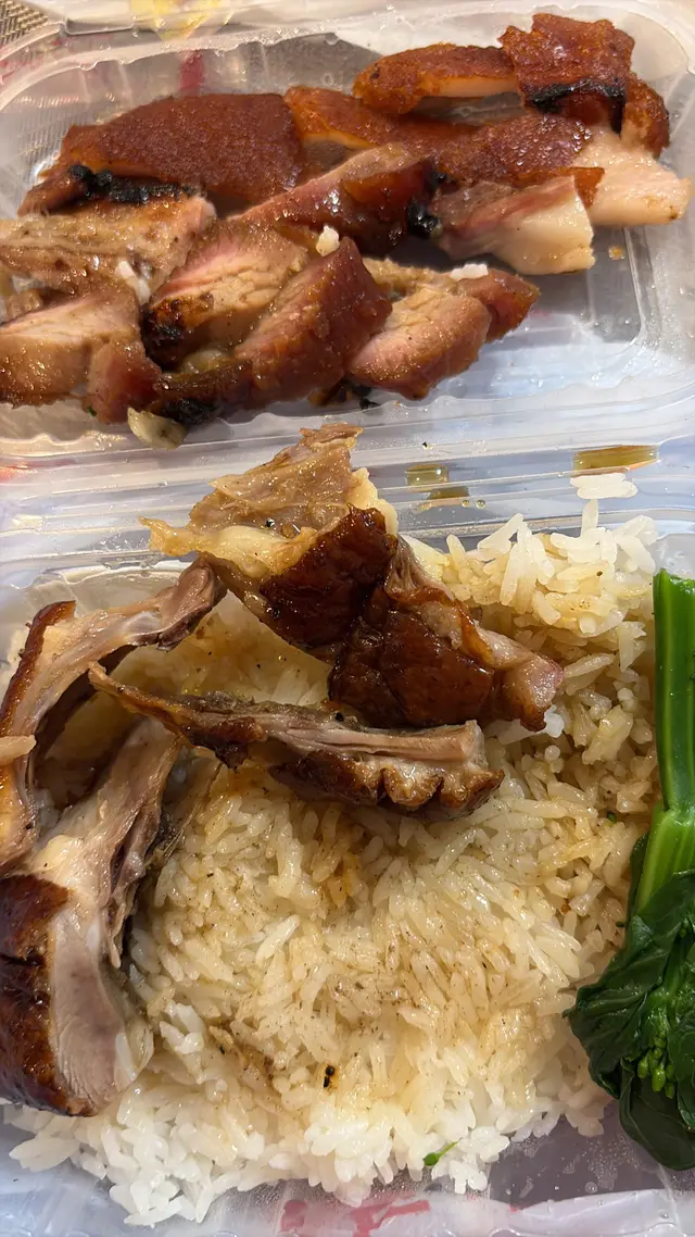 本身都有食開呢間燒味餐廳，一向都正正常常。
但今日夜晚7點叫左個乳豬燒鴨叉燒飯，點知乳豬無肉，燒鴨得骨，叉燒正常。但變左用70元買叉燒飯，貴左成倍。 忍唔住要反映下。
