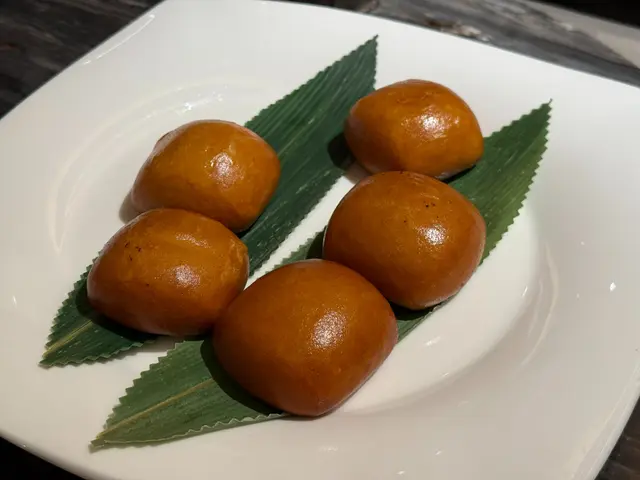 椰香虎蝦球伴金黃炸饅頭