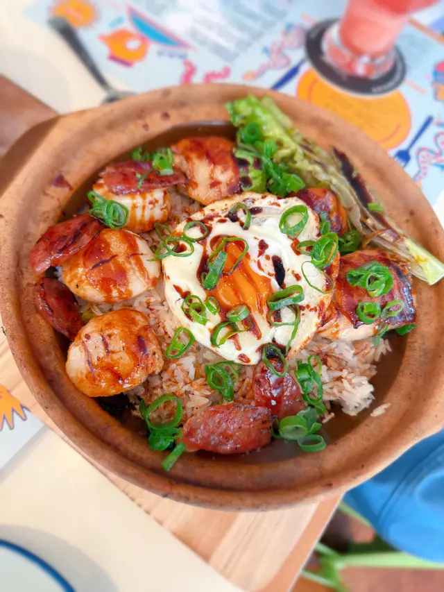 「焗青檸葉花枝膠釀雞中翼，臘腸煎北海道刺身級帶子，九州太陽蛋，煲仔啫啫香蔥大根米飯」