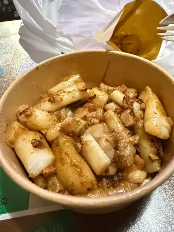 冬陰功午餐肉雞粒洋蔥炒腸粉