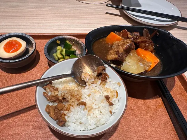 96蚊的午餐得2塊豬軟骨，一小碗飯加少少肉燥，天啊，驚呆左，從來未係香港見過呢個價錢咁少份量既餐，感謝餐廳，明明可以去搶，卻送我2塊豬軟骨。

明明有好多位，服務員卻要人排隊，等佢地執埋d抬先比人入，咁都好意思收服務費。

真係多謝，永不再光顧。