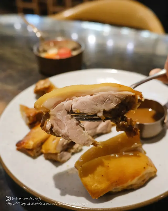 煙燻香脆乳豬伴焦糖菠蘿配古斯米沙律